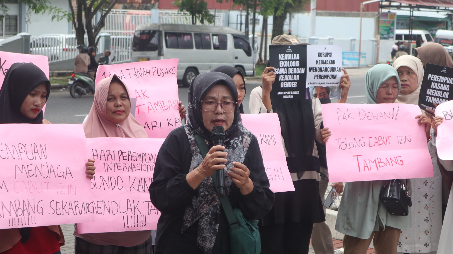 Perempuan Nagari Kasang Menggugat: Tambang Andesit dan Ancaman Terhadap Ruang Hidup